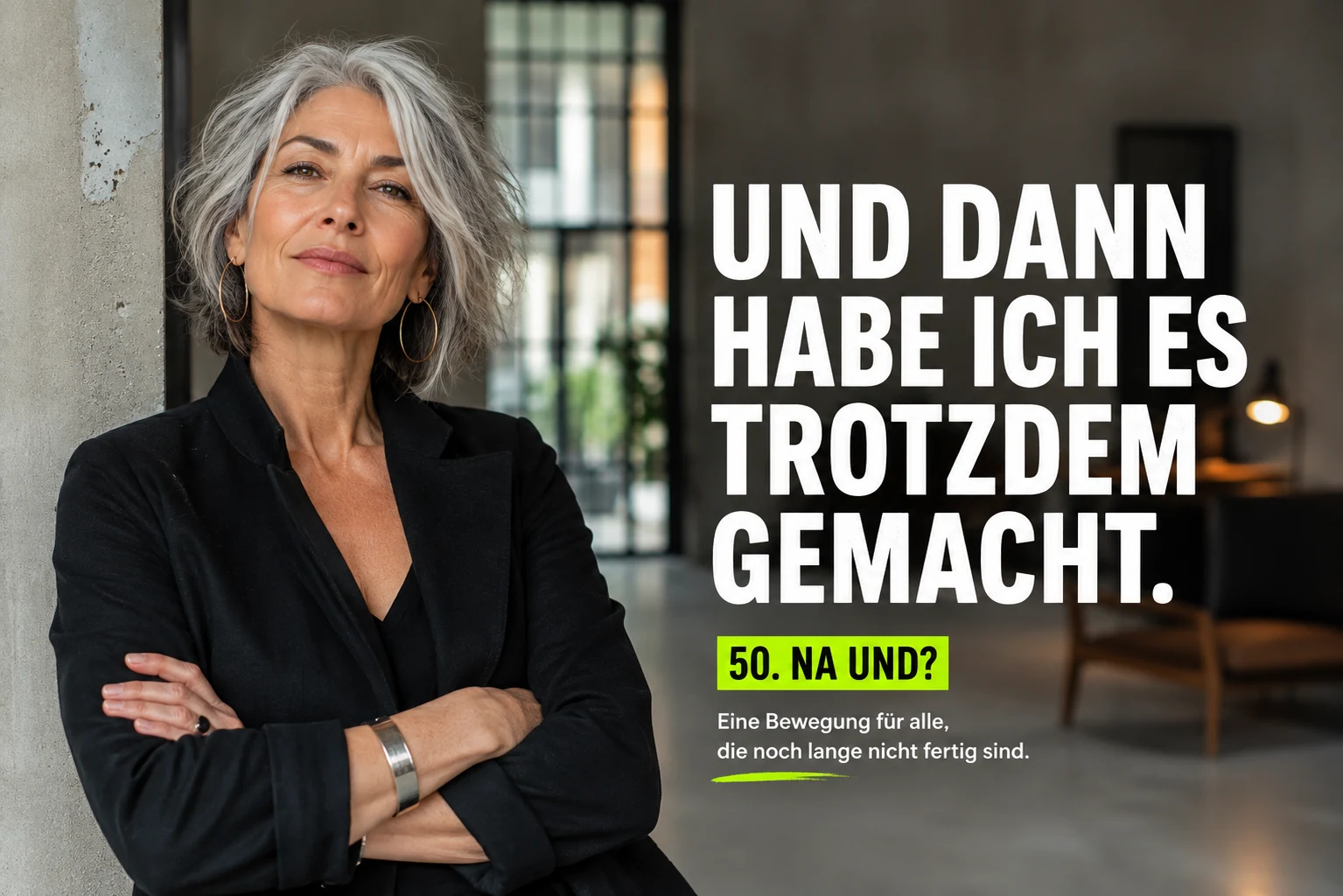 Selbstbewusste Frau mit grauen Haaren und verschränkten Armen in einem modernen Innenraum; daneben die Botschaft: Und dann habe ich es trotzdem gemacht. 50. Na und? Eine Bewegung für alle, die noch lange nicht fertig sind.